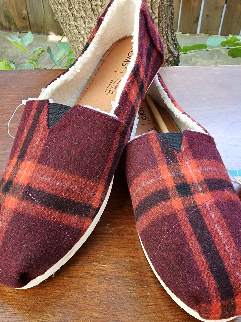 TOMS Belmont Plaid Faux Shearling Slip On Shoes Red Brown Flannel NWT Women’s 10